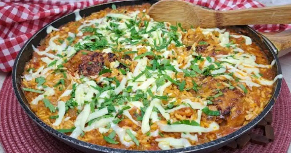Receita fácil e cremosa de arroz com frango, perfeita para o dia a dia....