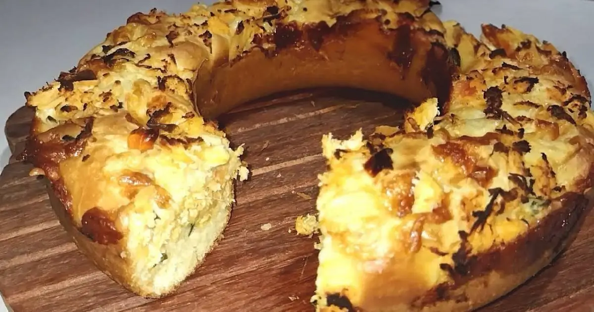 Bolo Salgado Frango Fofinho Rápido Delicioso é ideal para lanche em família, com preparo simples...