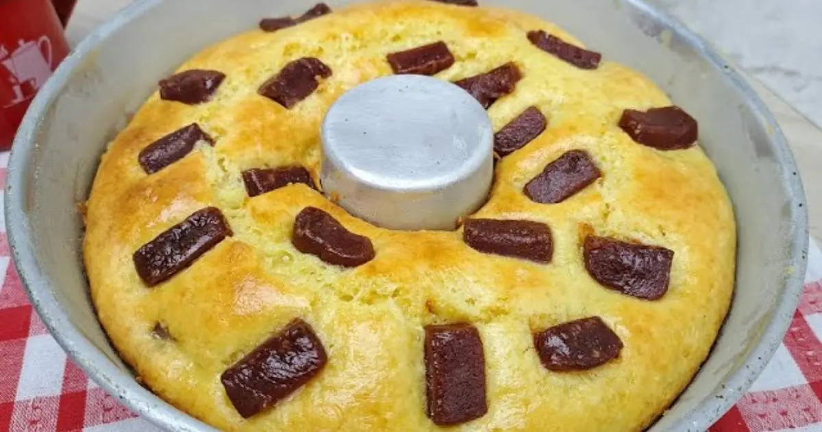 Receita de bolo mineiro com queijo e goiabada fácil e muito fofinha...
