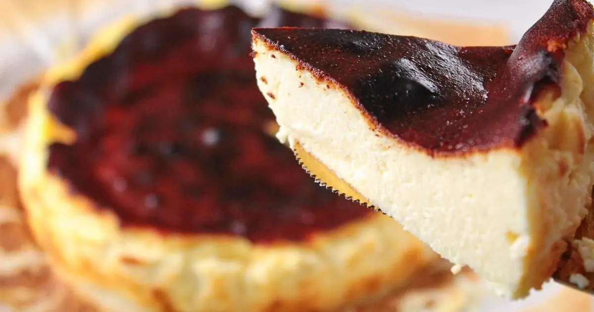 Cheesecake basco com casquinha caramelizada e recheio ultra cremoso....