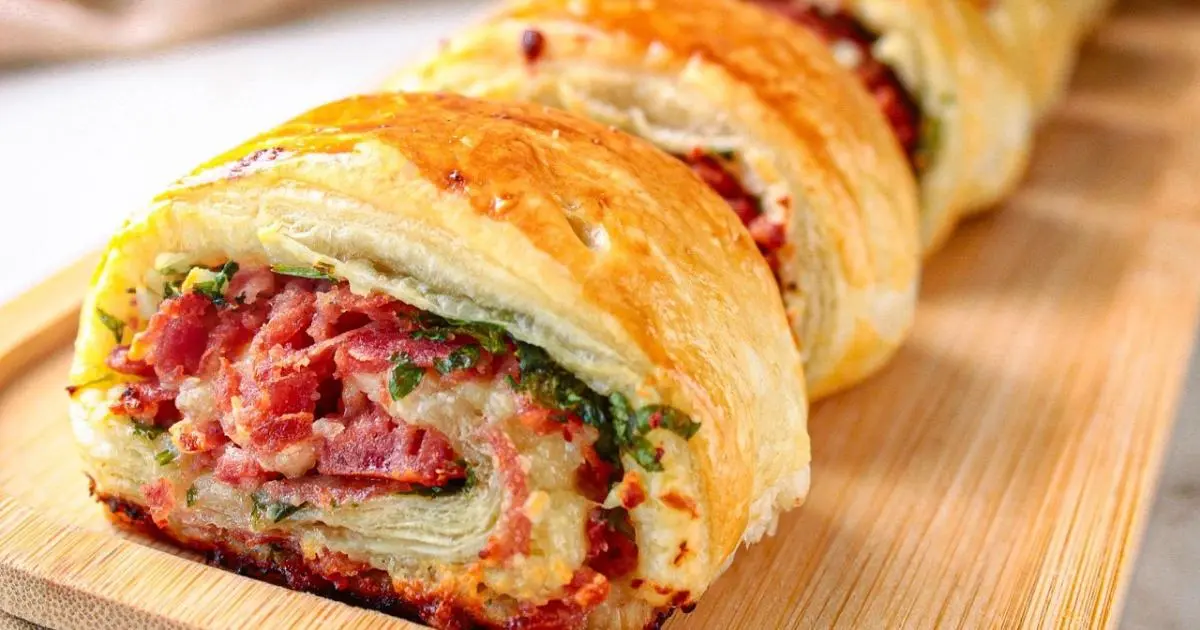 Lanche folhado recheado com calabresa e queijo, fácil e delicioso....
