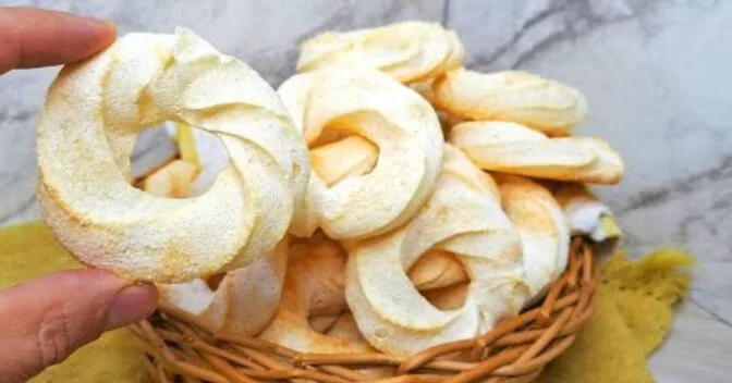 Biscoitos: Receita de Donut de Polvilho Azedo: crocante, fácil e deliciosa!