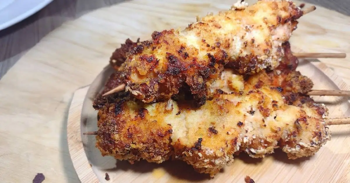 A receita Espetinho de Frango Empanado Airfryer Crocante Fácil ensina como fazer um frango empanado...