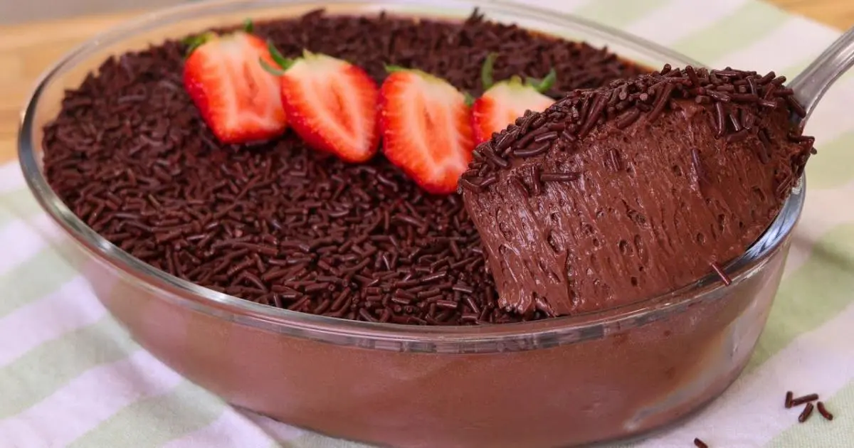 Mousse de chocolate cremosa, sem gelatina, chantilly ou ovo cru....