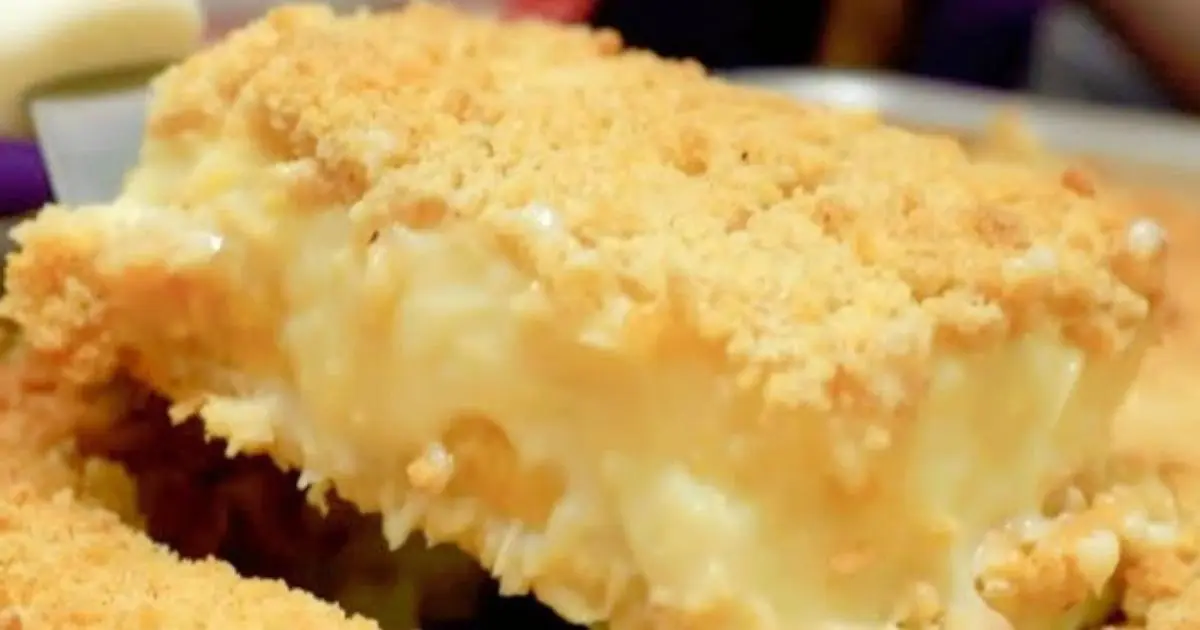 Torta cremosa de banana com farofa crocante e recheio de creme....