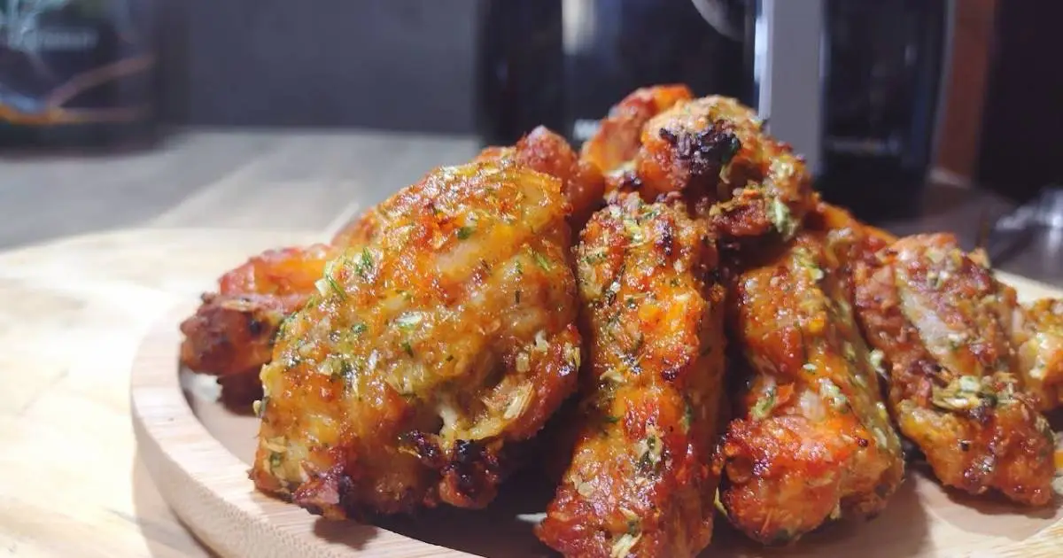 A receita Frango Frito Crocante na Airfryer Bem Temperado ensina como fazer frango crocante, rápido...