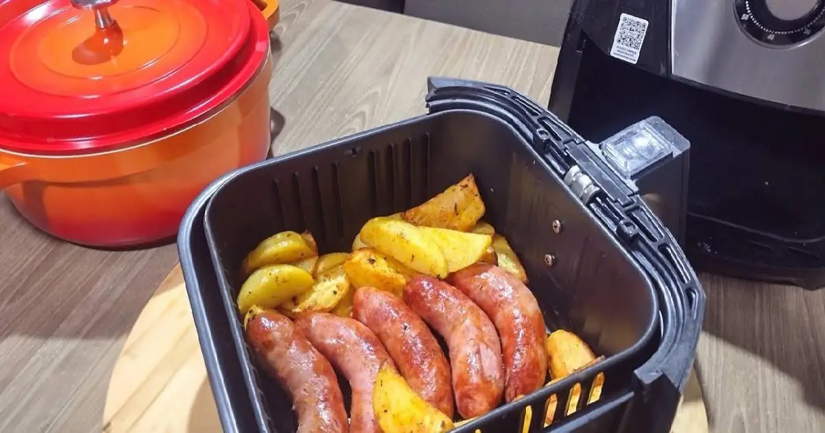 A receita Linguiça com Batatas na Airfryer Rápida e Crocante ensina como fazer um jantar...