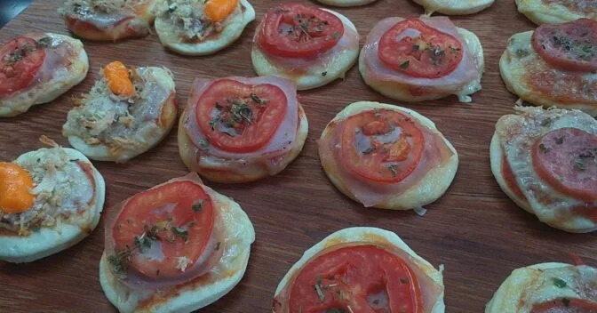 Lanche: Receita de Mini Pizza Caseira Fica Levíssima e É Ótima para Festas