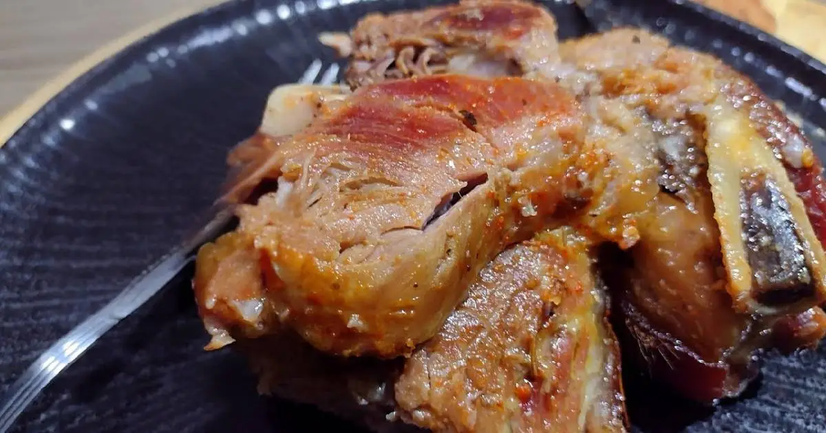 A receita Paleta de Porco Assada no Forno Suculenta e Fácil ensina um preparo simples...