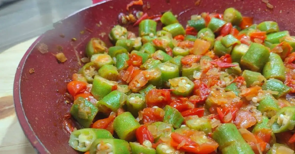 Aprenda a fazer Quiabo Suculento Sem Baba Com Tomate com um truque simples para eliminar...