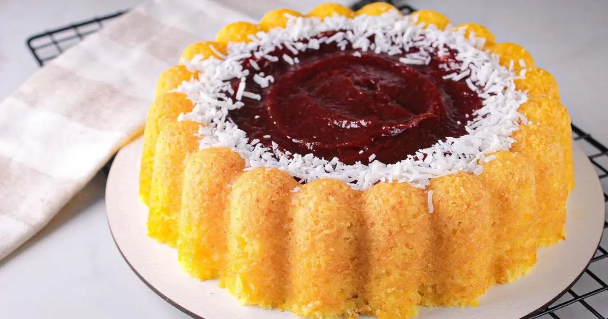 Bolo de fubá macio, molhadinho e fácil de preparar....