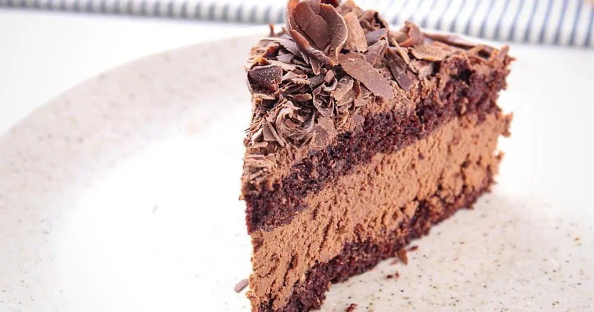 Torta mousse de chocolate com massa úmida e mousse aerada e intensa....