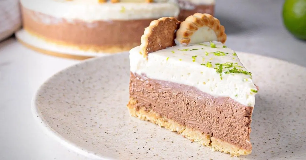 Torta com camadas cremosas de limão e chocolate sobre base crocante....