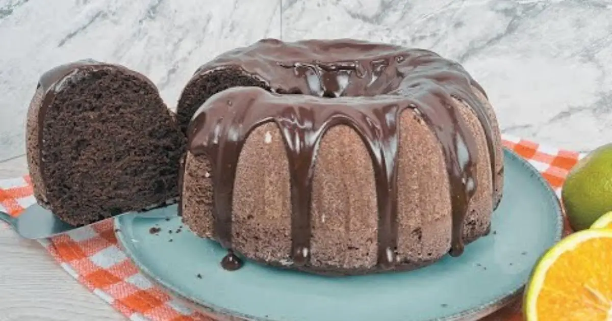 Um bolo de chocolate com laranja simples, perfumado e muito saboroso....