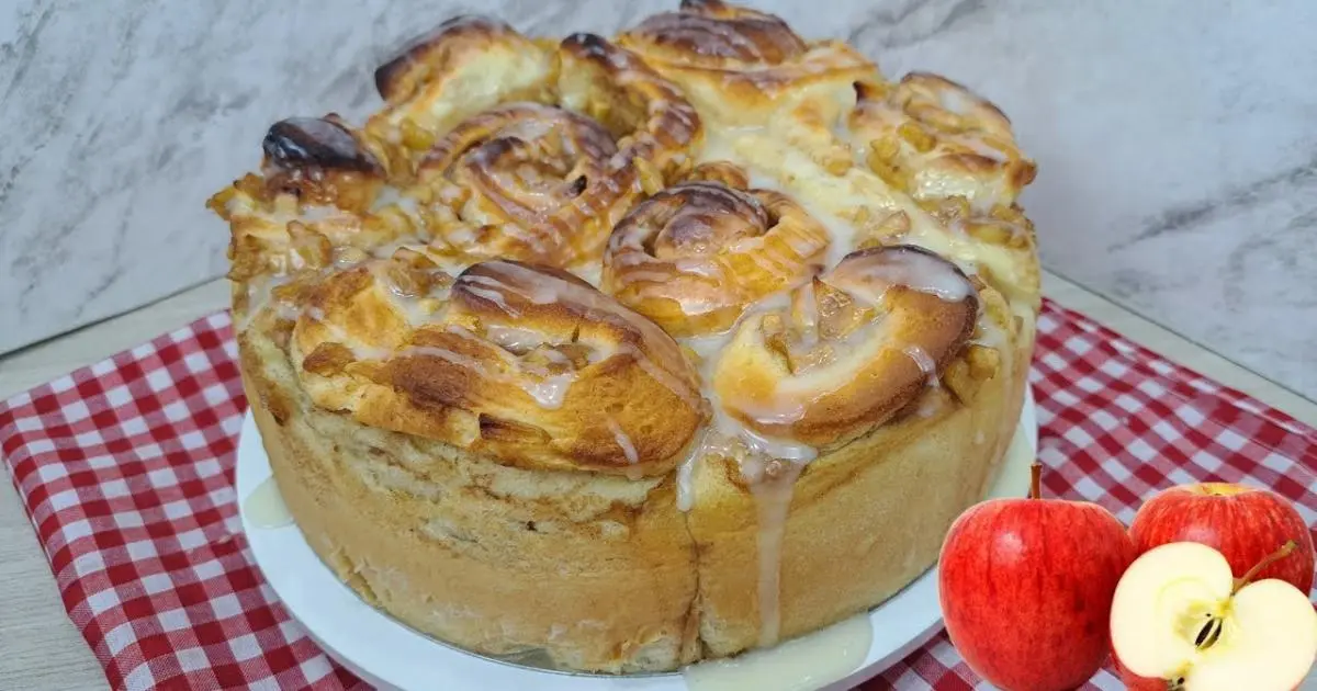 Rosca de maçã macia e perfumada para seu café da tarde...