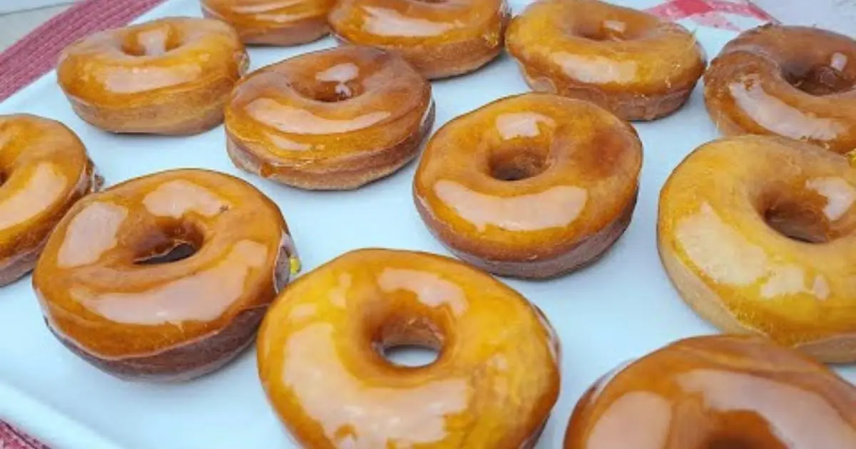 Rosquinha frita caramelizada perfeita: crocante por fora e macia por dentro....