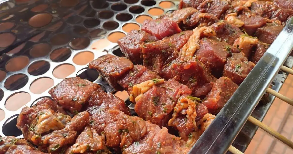 A receita Tempero Para Espetinho de Carne Suculento e Muito Fácil ensina a preparar carne...