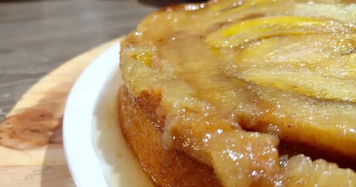 A receita Torta de Banana Caramelizada Fofinha com Canela ensina como fazer uma sobremesa simples,...