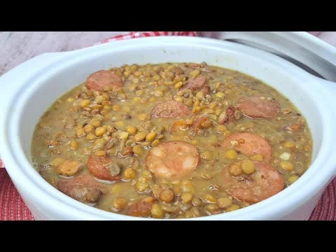 Receita fácil e deliciosa de lentilhas com pimentão e bacon para seu Ano Novo....