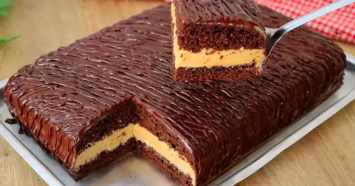 Receita de bolo pão de mel molhadinho, recheado e com ganache simples por cima....