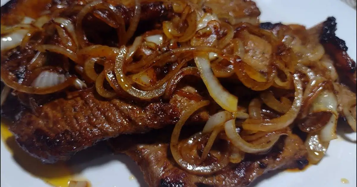 O Bife Acebolado Fácil Suculento Tipo Restaurante é uma receita simples com sabor de comida...