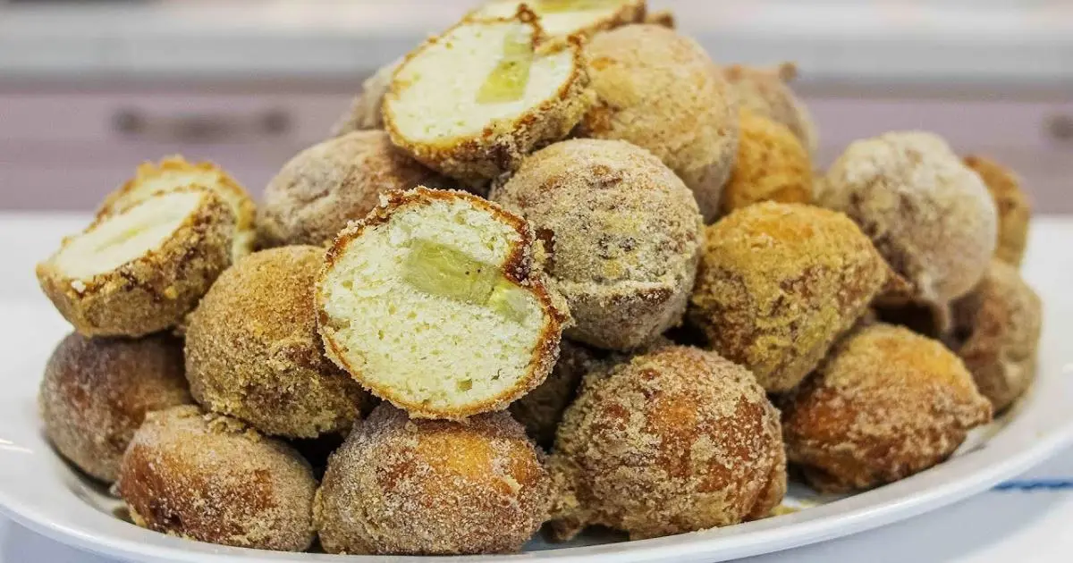 Bolinho de chuva com banana no meio, perfeito pro café da tarde....