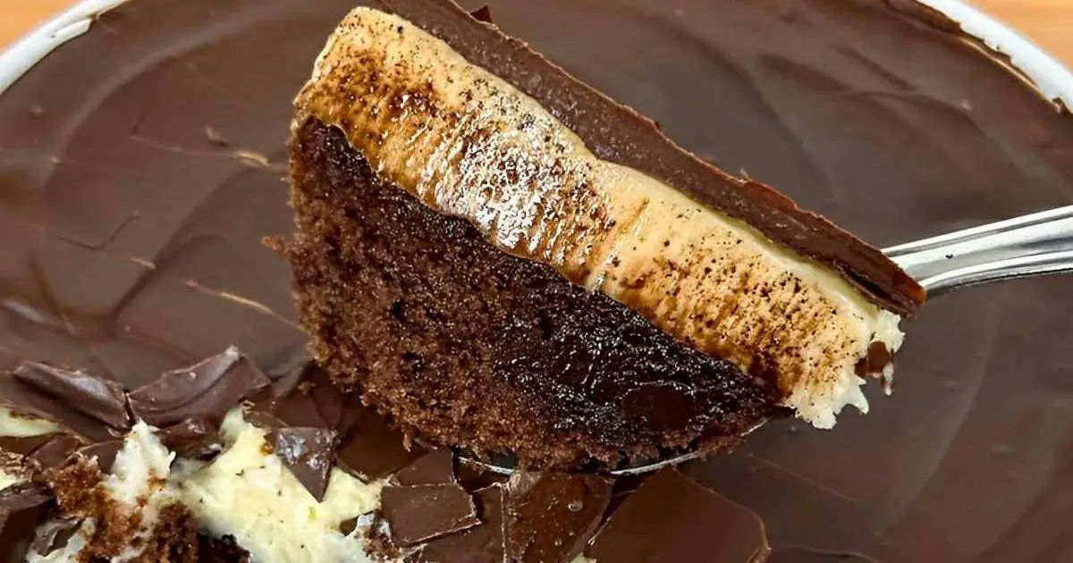 Bolo Prestígio de Travessa com Brigadeiro Cremoso é uma sobremesa fácil, recheada com coco e...