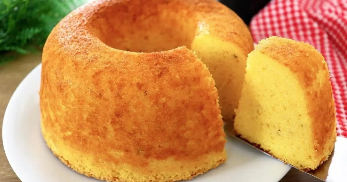 Bolo de fubá com creme de leite fofinho e saboroso, fácil de preparar....