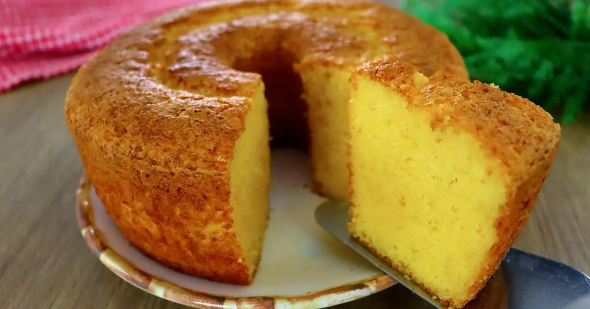 Bolo de fubá com leite quente muito fofinho e fácil de fazer....