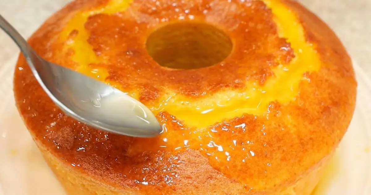 Bolo de Laranja Molhadinho com Calda Caseira é fácil de fazer, cheio de sabor e...