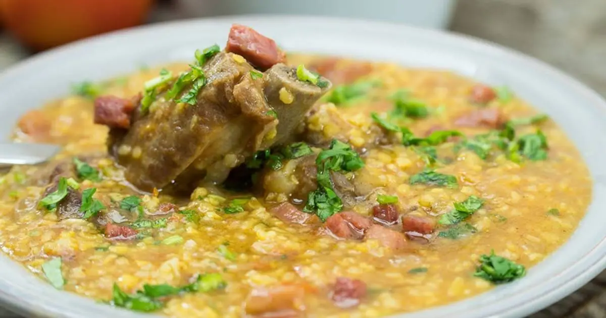 Canjiquinha Cremosa com Costelinha de Porco Deliciosa: aprenda a fazer essa receita reconfortante e saborosa...