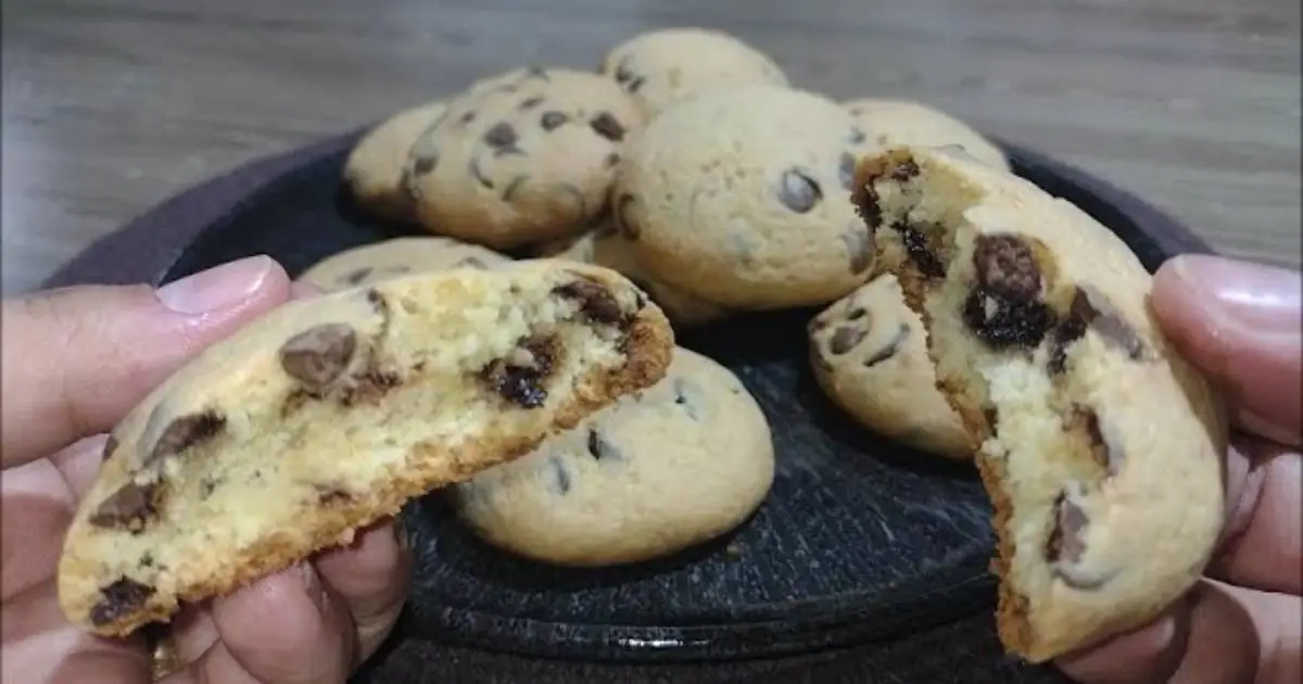 Os Cookies Caseiros Fáceis com Gotas de Chocolate são rápidos, deliciosos e ideais para o...