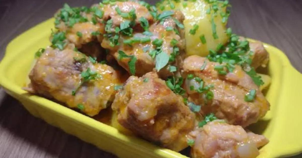 A Costelinha de Porco na Pressão com Batatas é macia, rápida de preparar e perfeita...