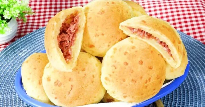 Pães: Descobri o Melhor Pão de Queijo Recheado com Calabresa e Muito Queijo