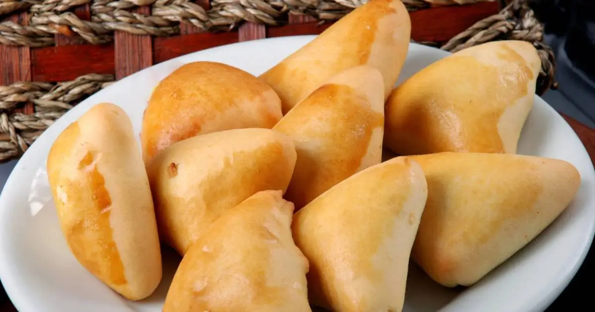 A Esfiha de Carne Refogada Fofinha Simples e Deliciosa é perfeita para festas e lanches...
