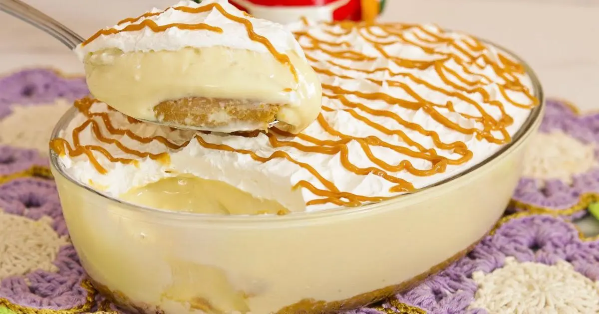 Torta de abacaxi cremosa com mousse trufado e cobertura de chantilly....