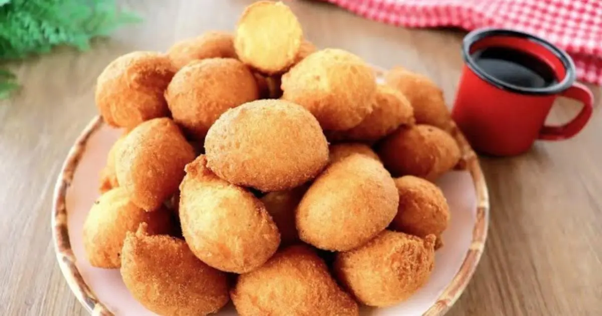 Bolinho simples, crocante por fora e macio por dentro....