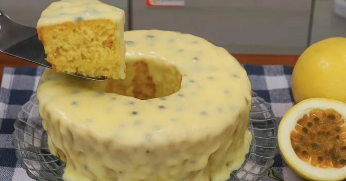Bolos: Esse Bolo de Maracujá Gelado com Cobertura Cremosa Vai Ser o Favorito da Sua Geladeira