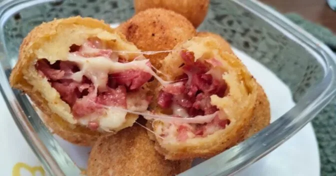 Lanche: Esse Salgado de Calabresa com Queijo Vai Ser o Mais Pedido da Sua Casa