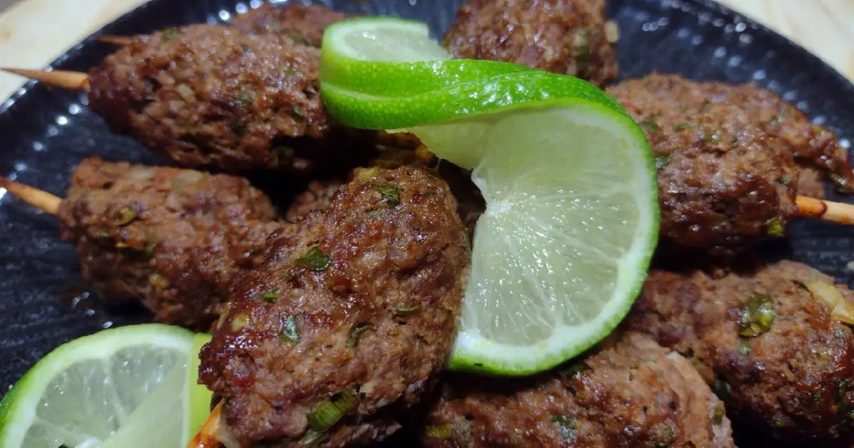 A Kafta de Carne Moída Temperada no Forno Fácil e Suculenta é perfeita para churrasco...