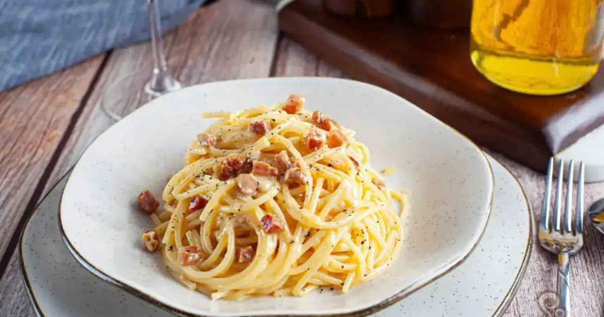 Macarrão Carbonara Cremoso Fácil de Fazer Hoje: aprenda essa receita deliciosa e rápida com bacon,...