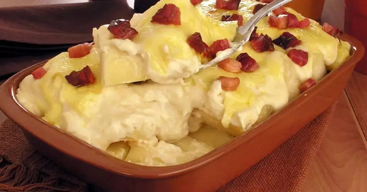 Mandioca Gratinada com Creme de Bacon e Queijo é uma receita deliciosa, cremosa e perfeita...