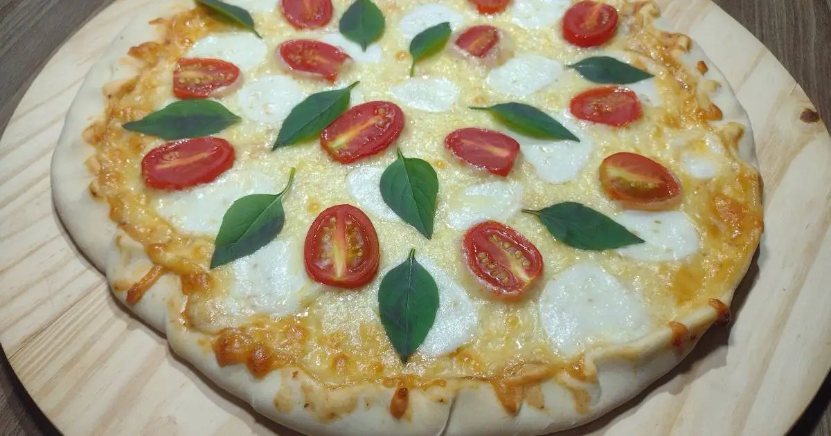 A Massa de Pizza Caseira Rápida Sem Sovar Nem Descansar é prática, crocante e perfeita...