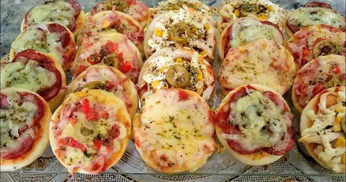 Mini Pizza de Carne Moída Assada no Chão do Forno é prática, crocante e deliciosa....