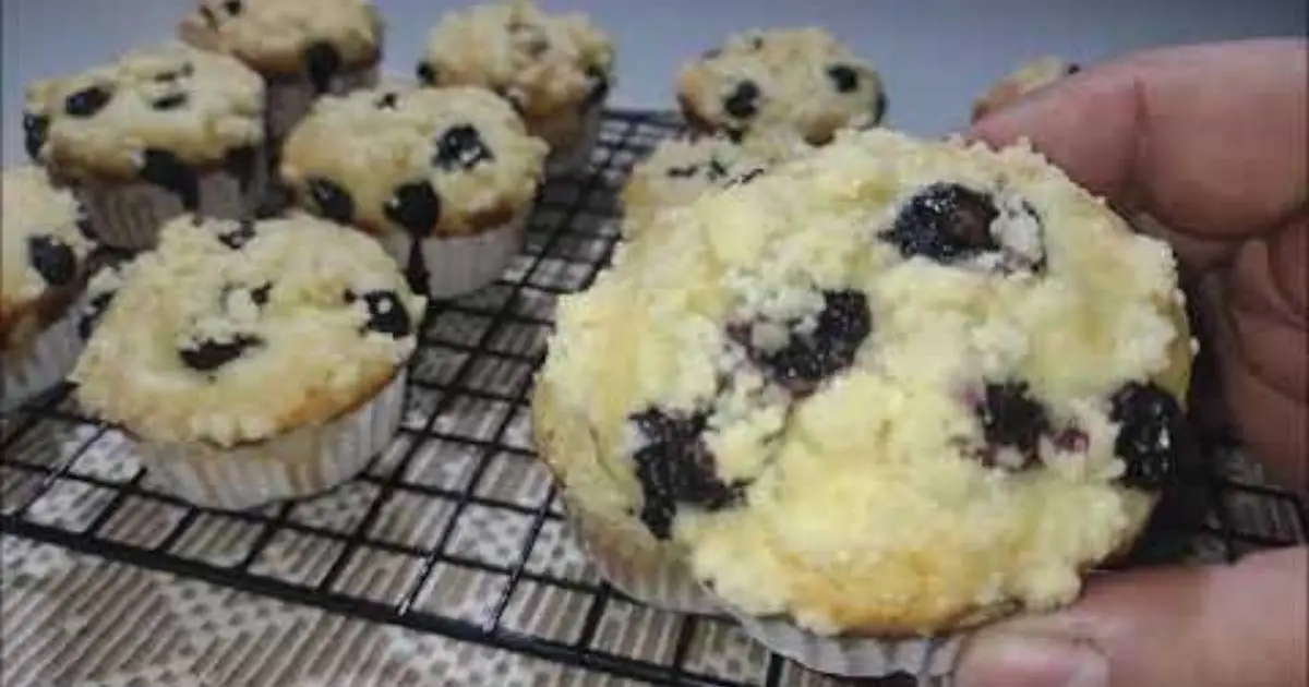 Muffin de Mirtilo com Farofinha Crocante de Limão é leve, frutado e perfeito para um...