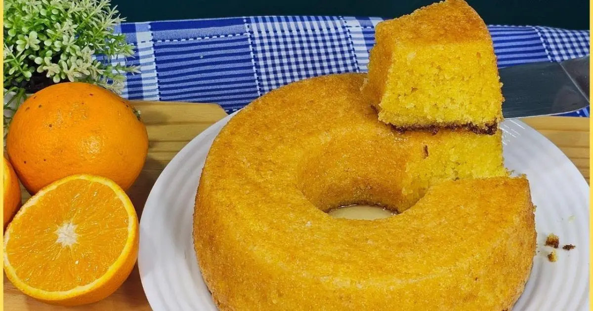 Bolo de fubá com laranja fofinho e molhadinho, fácil e com gosto de roça....