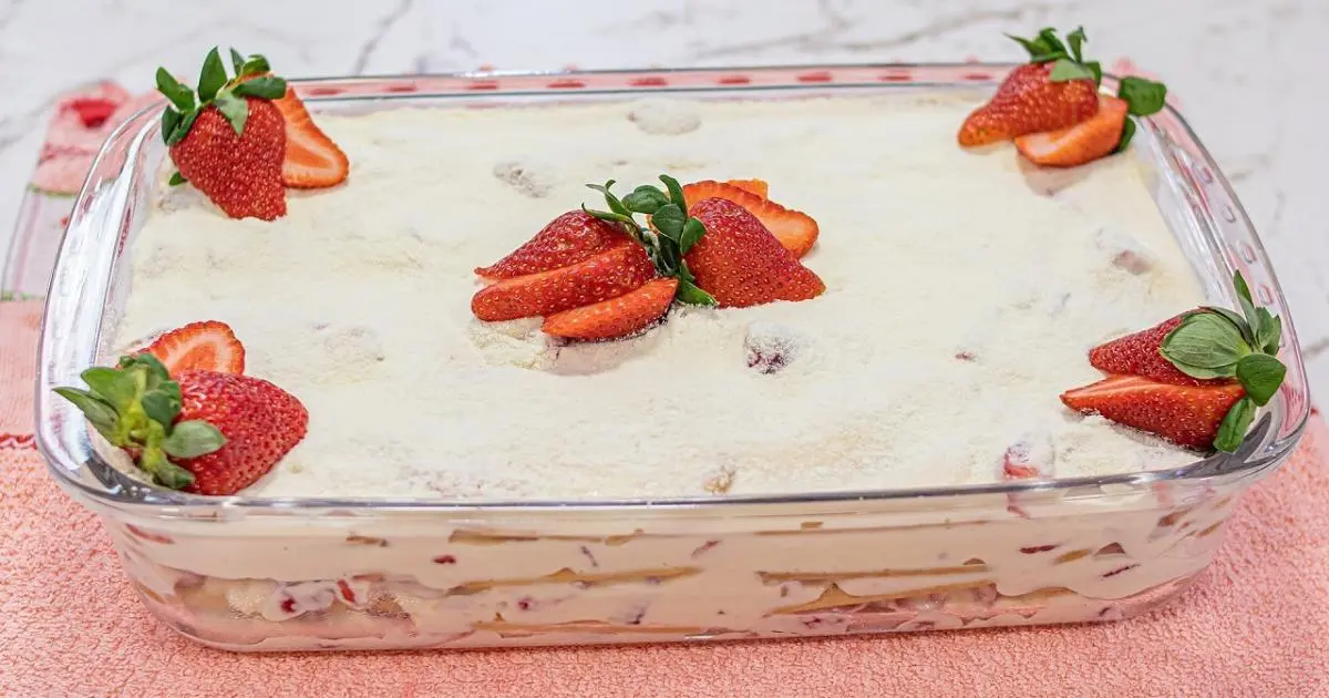 Pavê de leite ninho com morangos, cremoso, fácil e perfeito pra qualquer ocasião....