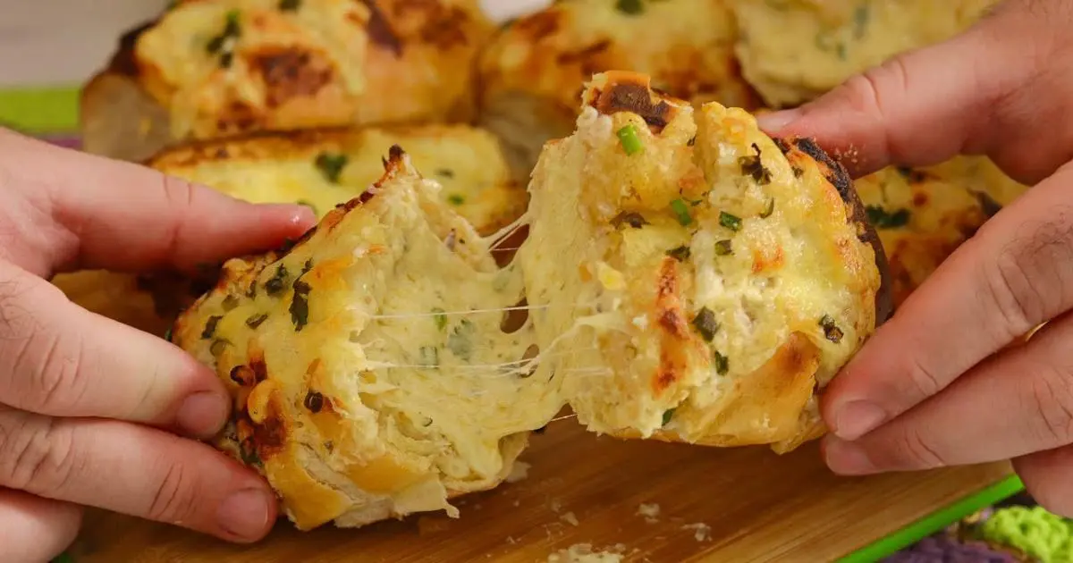 Pão de alho cremoso por dentro e crocante por fora, perfeito pro churrasco....