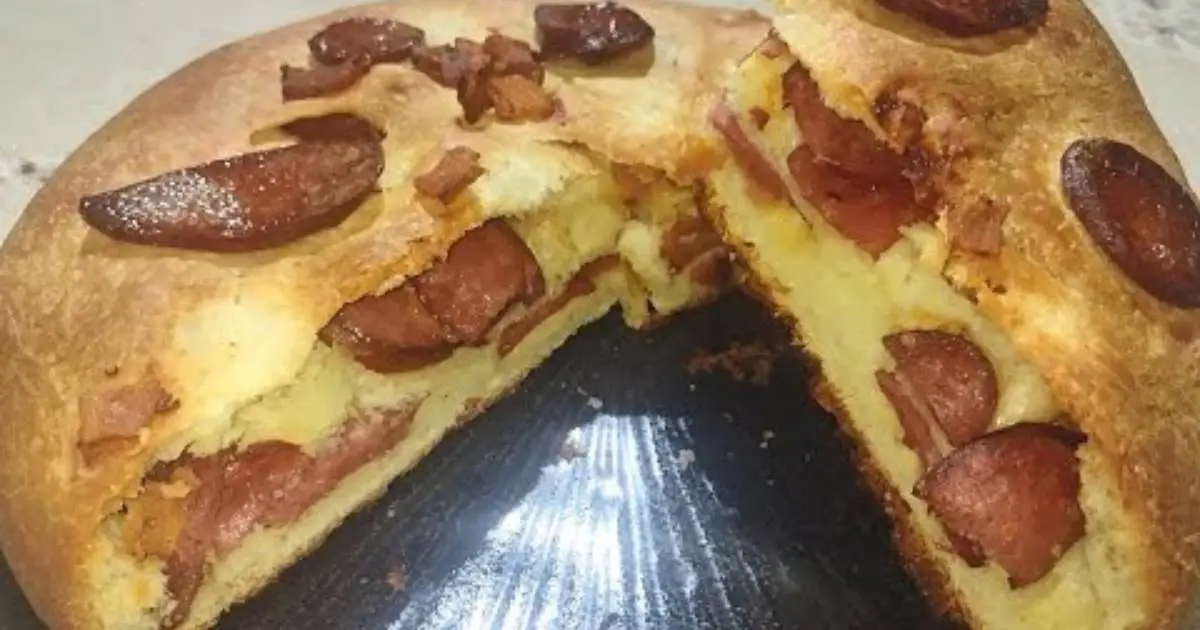 O Pão Folar de Páscoa Recheado com Calabresa é uma receita portuguesa com massa leve,...