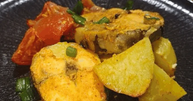 Peixes: Peixe Assado Com Batatas no Forno Delicioso